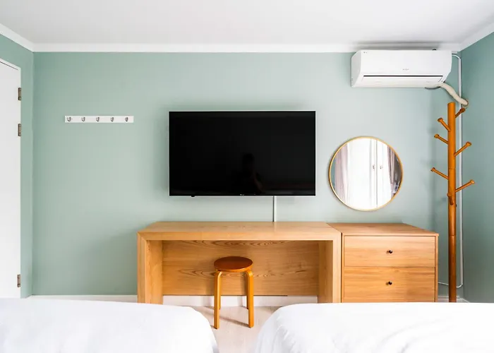 Quiet & Spacious House 7 Mins Walk From Metro Station *