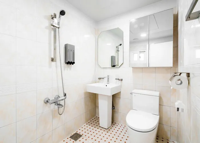 Quiet & Spacious House 7 Mins Walk From Metro Station Appartement *