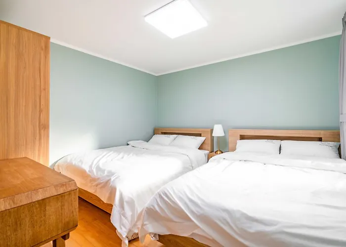 Quiet & Spacious House 7 Mins Walk From Metro Station *