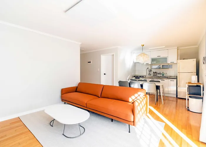 Quiet & Spacious House 7 Mins Walk From Metro Station *