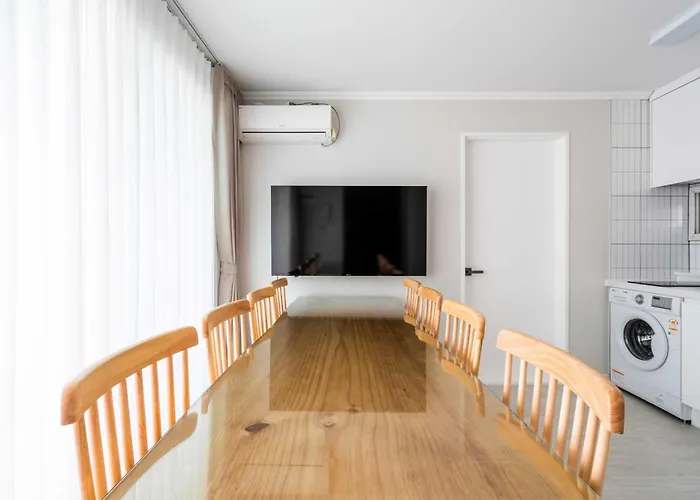 Quiet & Spacious House 7 Mins Walk From Metro Station *