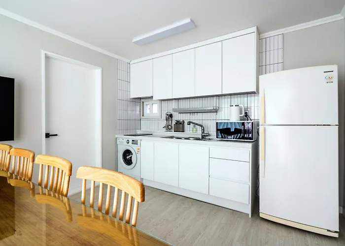 Quiet & Spacious House 7 Mins Walk From Metro Station