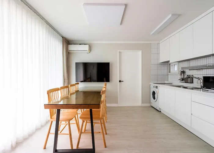 Quiet & Spacious House 7 Mins Walk From Metro Station Appartement Seoel