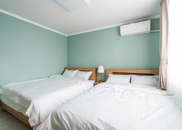 Quiet & Spacious House 7 Mins Walk From Metro Station