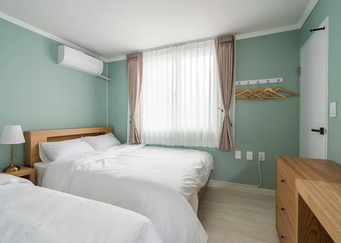 Quiet & Spacious House 7 Mins Walk From Metro Station